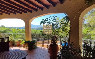 Prachtige mediterraanse villa met gastenverblijf en panoramisch uitzicht.